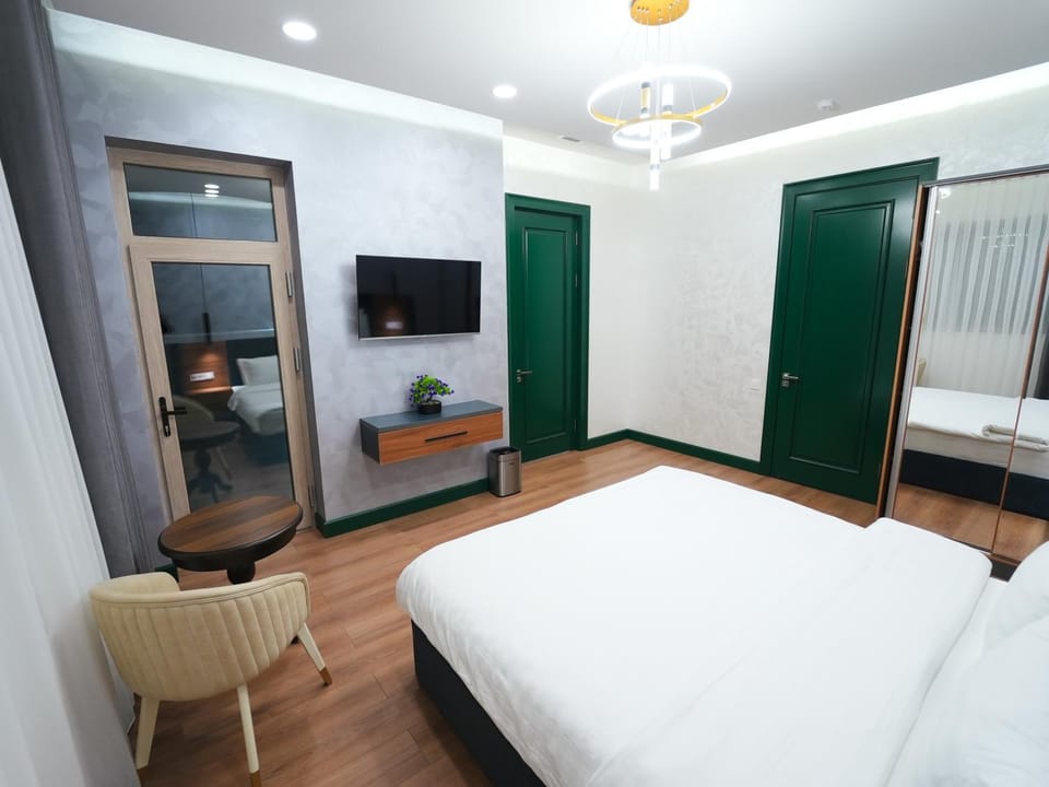 Bed, TV and multimedia, Photo of the whole room, Evening entertainment, Bedroom, wardrobe