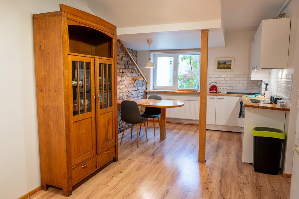 Kitchen or kitchenette, Dining area, stove