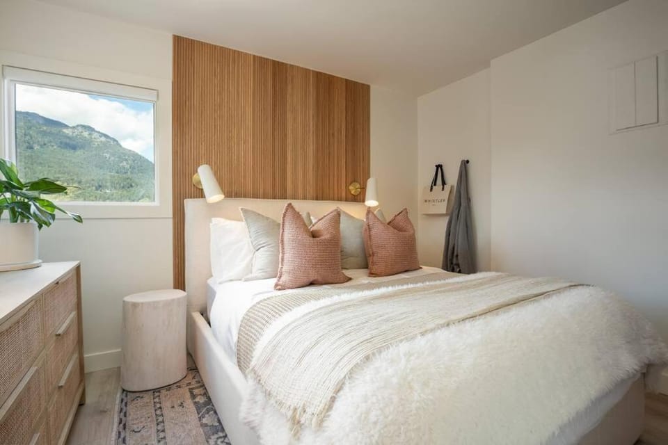 Skywood-Designer Condo,Steps to Creekside Gondola, Free Parking Apartment in Whistler