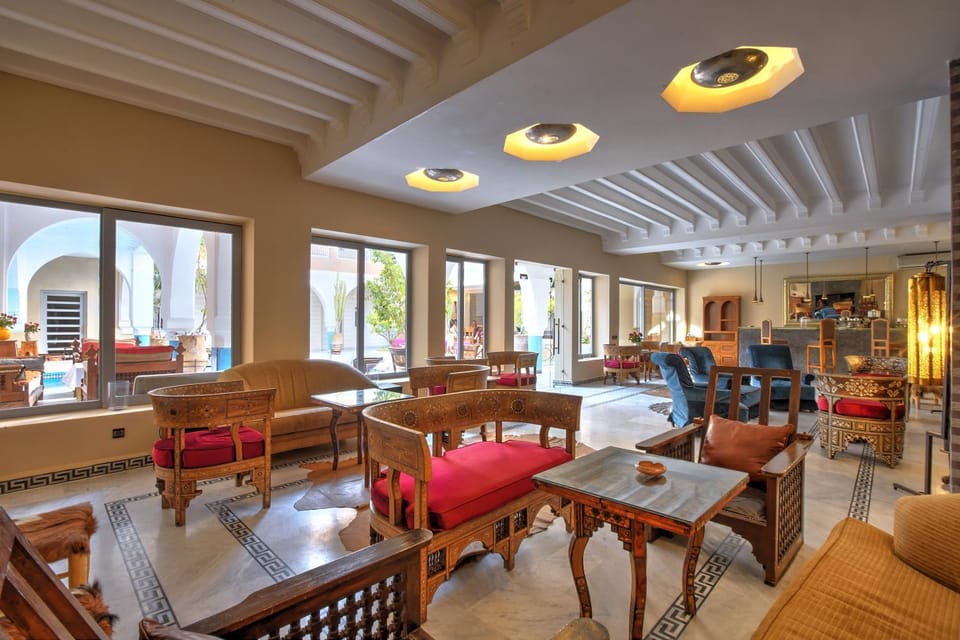 Restaurant/places to eat, Restaurant/places to eat, Lounge or bar