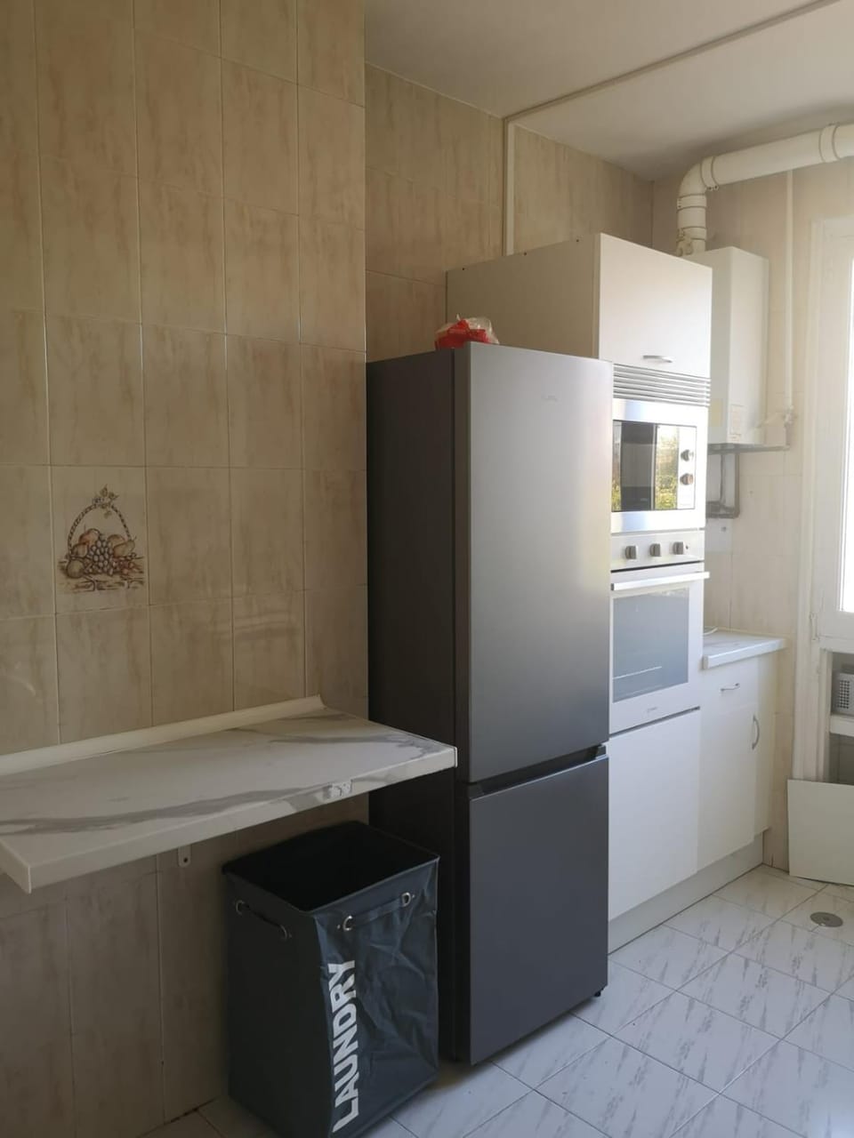 Kitchen or kitchenette, dishwasher, oven