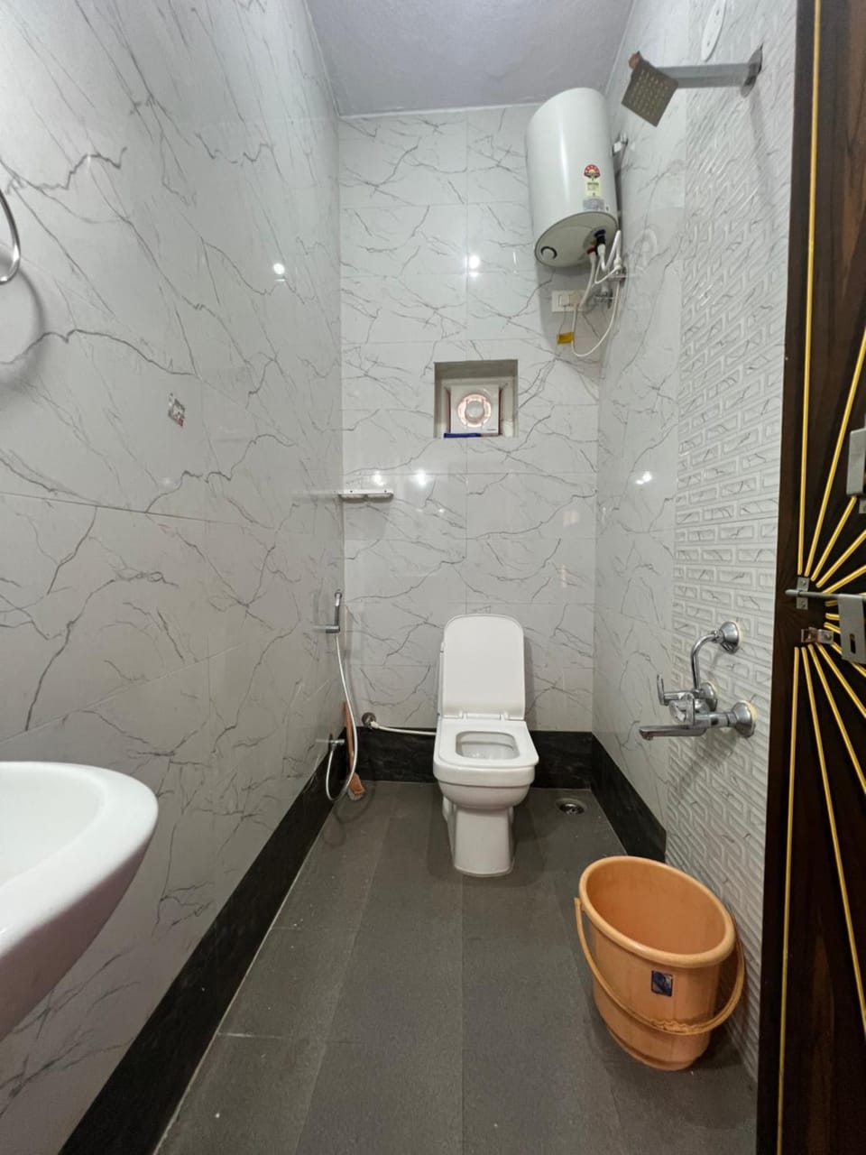 Shower, Toilet, Bathroom, bidet, towels