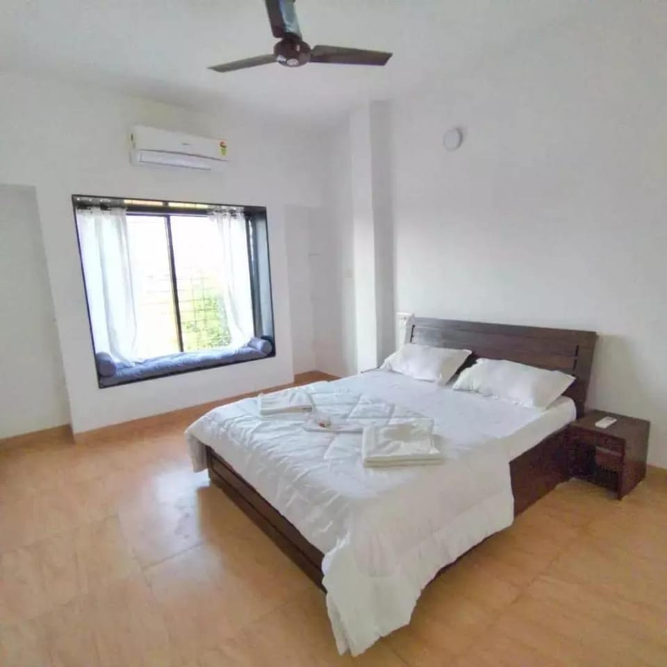 Bed, Photo of the whole room, Bedroom, fireplace, towels, air conditioner