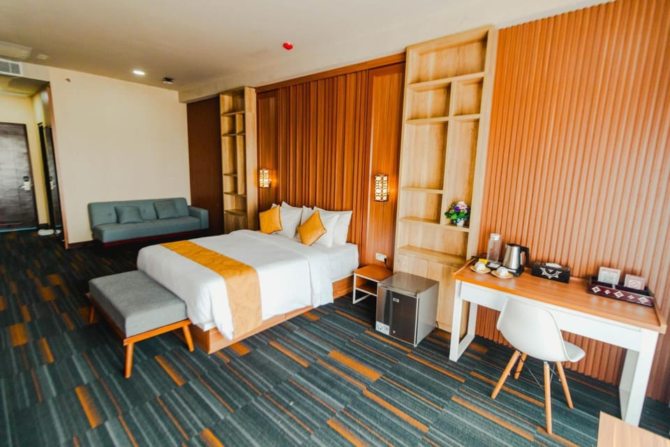 Bed, Coffee/tea facilities, Kitchen or kitchenette, Living room, Food and drinks, Photo of the whole room, Seating area, Bedroom, Drinks, wardrobe