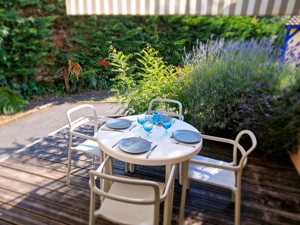 Patio, Dining area