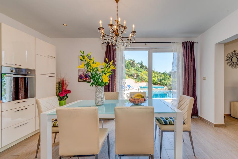 Kitchen or kitchenette, Garden view, Mountain view, Pool view