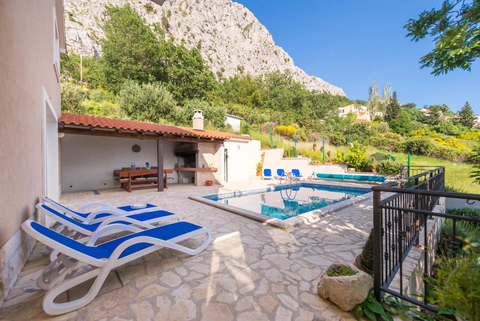 Shower, Toilet, Patio, BBQ facilities, Balcony/Terrace, Seating area, Swimming pool, Swimming pool