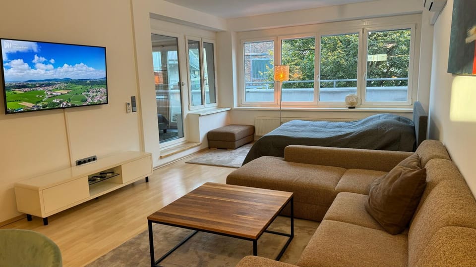 Communal lounge/ TV room, TV and multimedia, Living room, Seating area, Evening entertainment