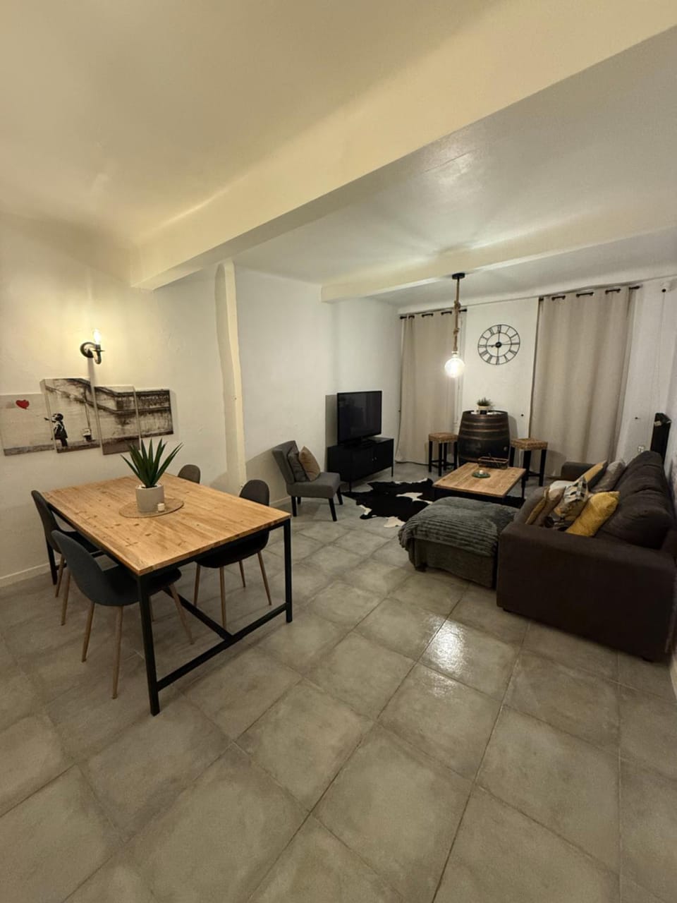 TV and multimedia, Living room, Seating area, Dining area