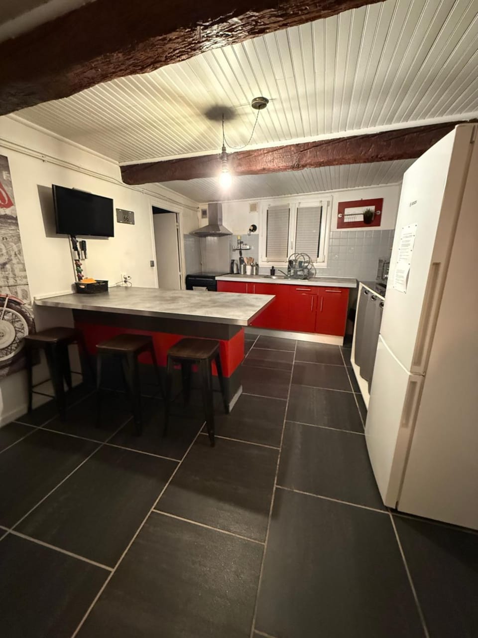 TV and multimedia, Kitchen or kitchenette, Dining area, oven, stove