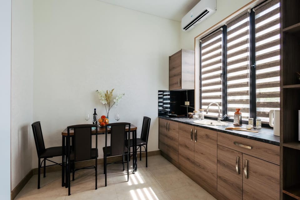 Kitchen or kitchenette, Dining area, air conditioner