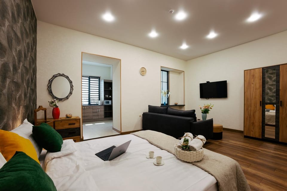 Bed, TV and multimedia, Living room, Photo of the whole room, Seating area, Bedroom