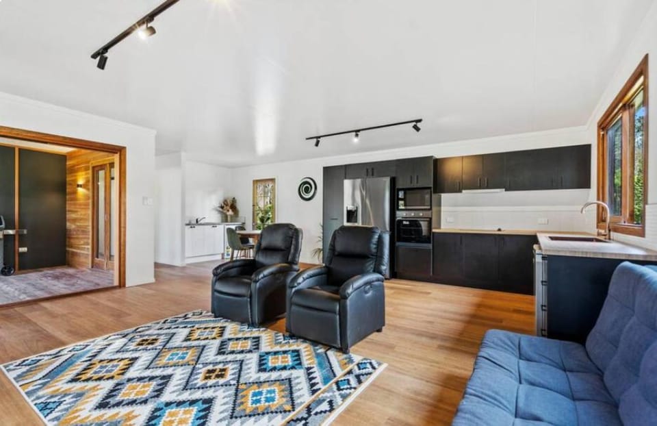 TV and multimedia, Kitchen or kitchenette, Seating area
