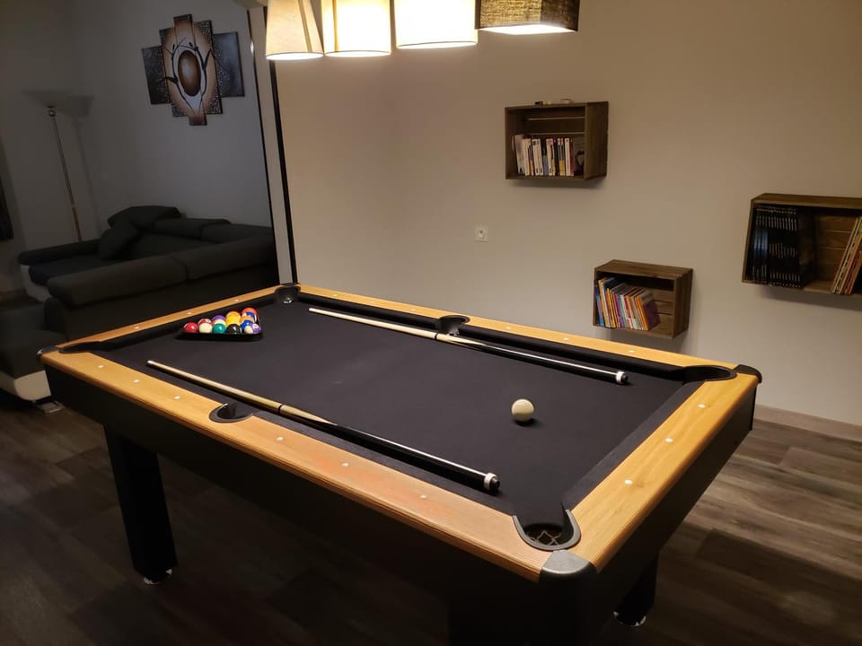 Billiard, Game Room