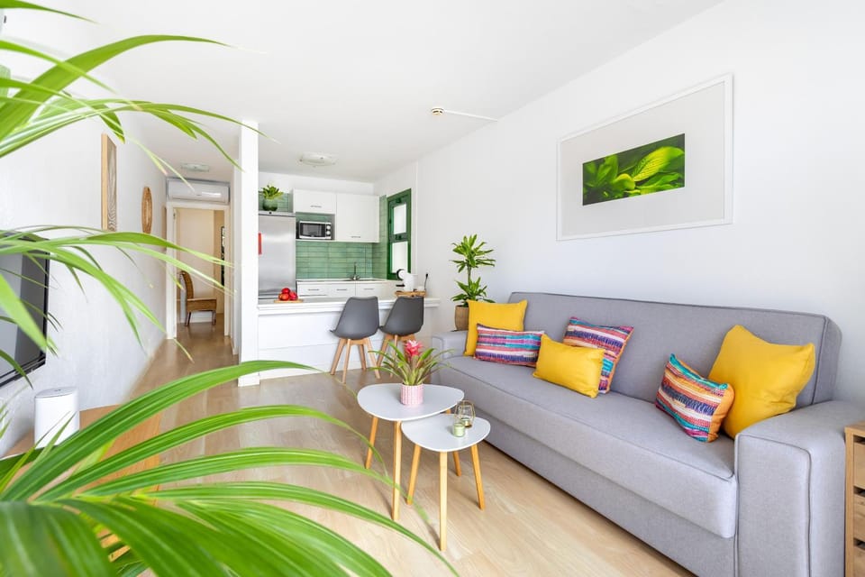 TV and multimedia, Kitchen or kitchenette, Living room, Seating area, furniture, air conditioner