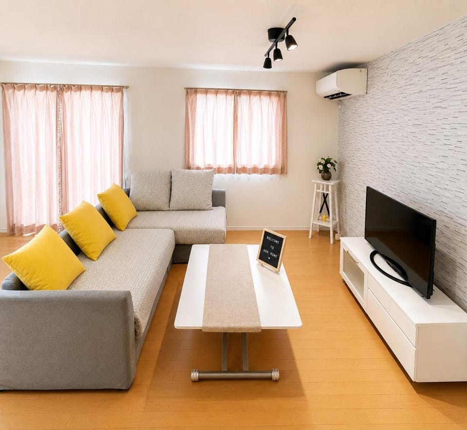 New Private Villa in Central Osaka with Free Parking, Over 100 Square Meters, Spacious Living Room, 35 Square Meter Master Bedroom, 18 Minute Walk to Namba Apartment in Osaka