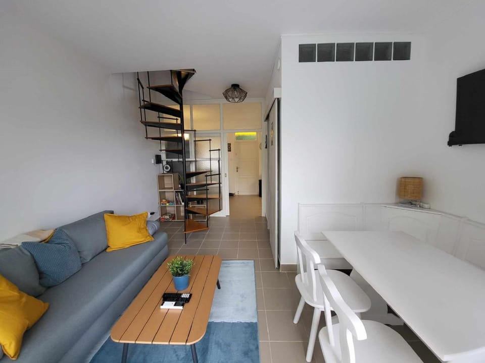 Communal lounge/ TV room, Living room, Dining area