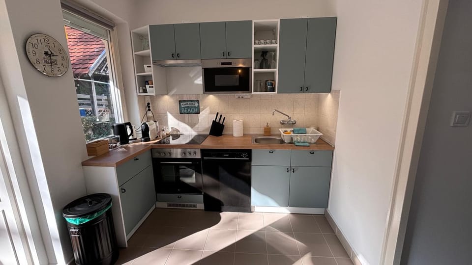 Coffee/tea facilities, Kitchen or kitchenette, dishwasher, oven