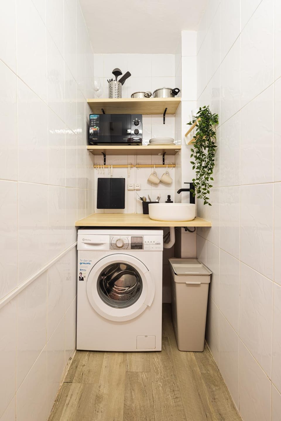 Kitchen or kitchenette, washing machine