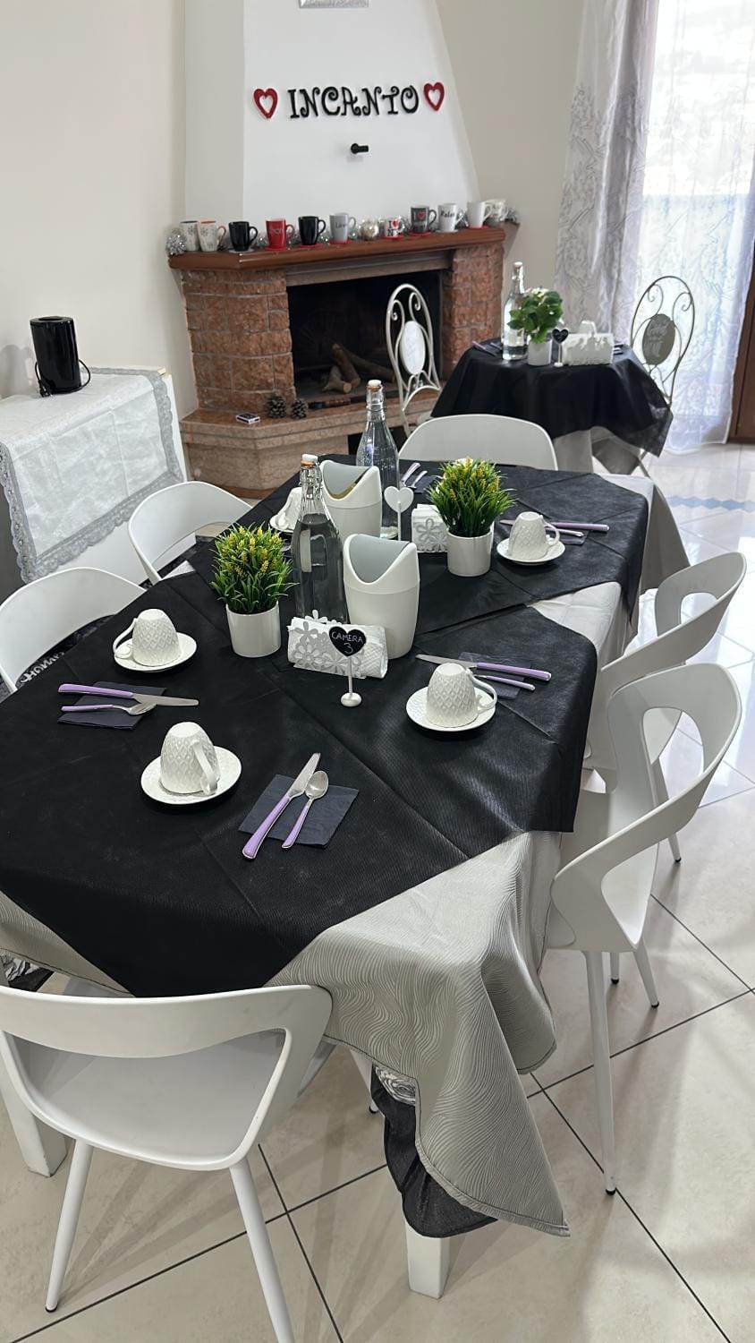 Living room, Food and drinks, Seating area, Dining area, Food