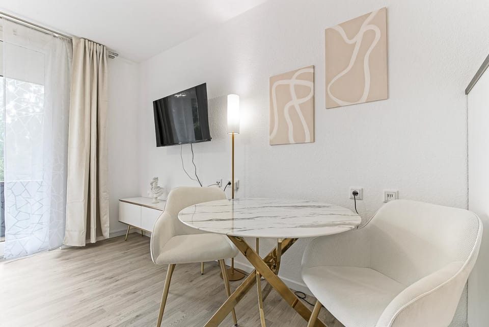 TV and multimedia, Seating area, Dining area