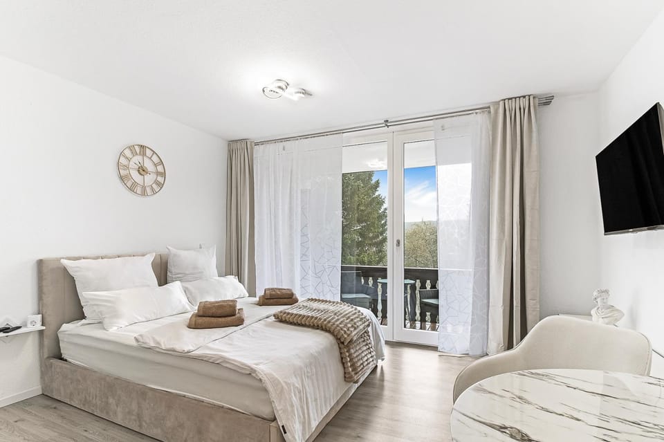 TV and multimedia, Photo of the whole room, Bedroom