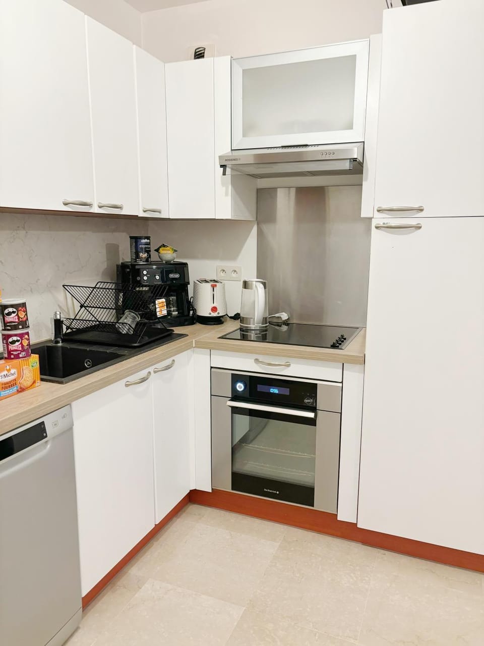 Coffee/tea facilities, dishwasher, oven, stove, toaster