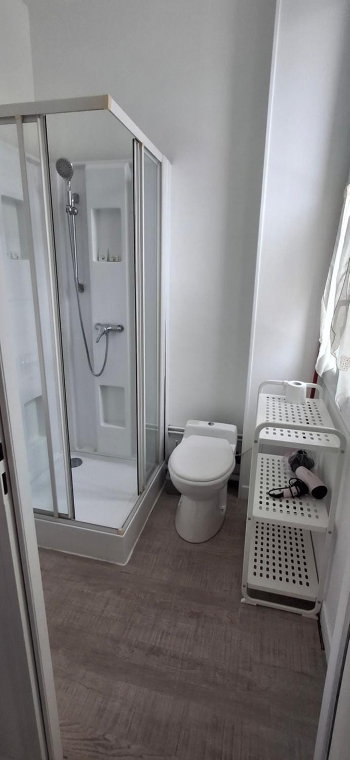 Shower, towels