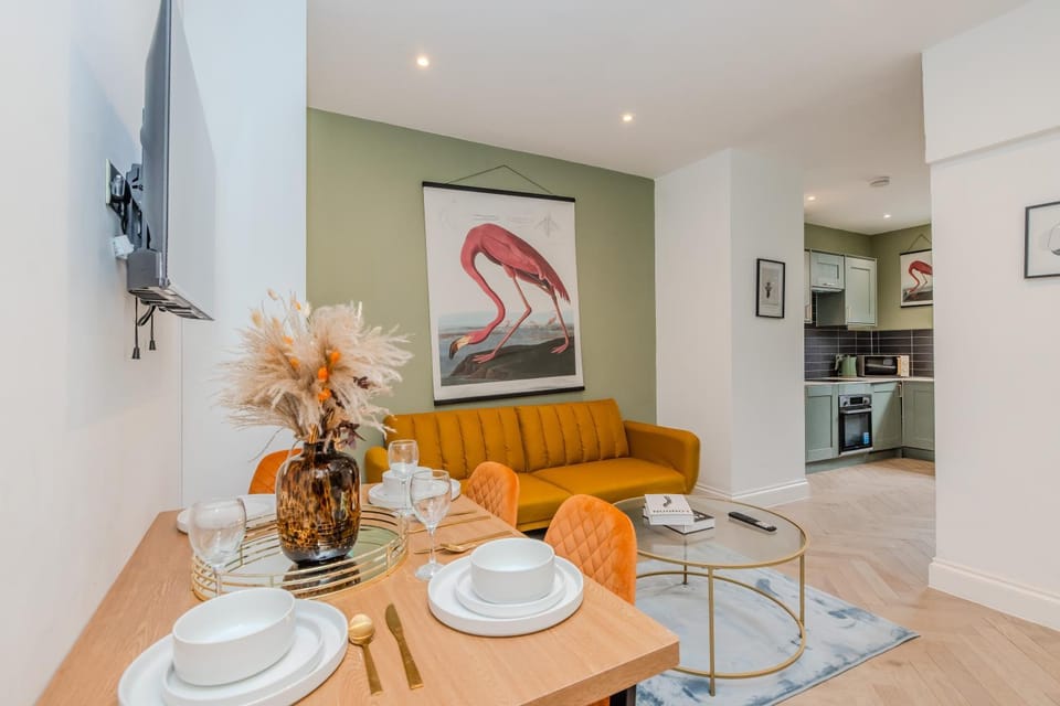 Kitchen or kitchenette, Living room, Seating area, Dining area