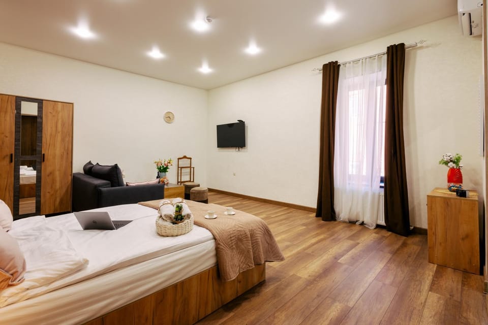 Bed, TV and multimedia, Bedroom
