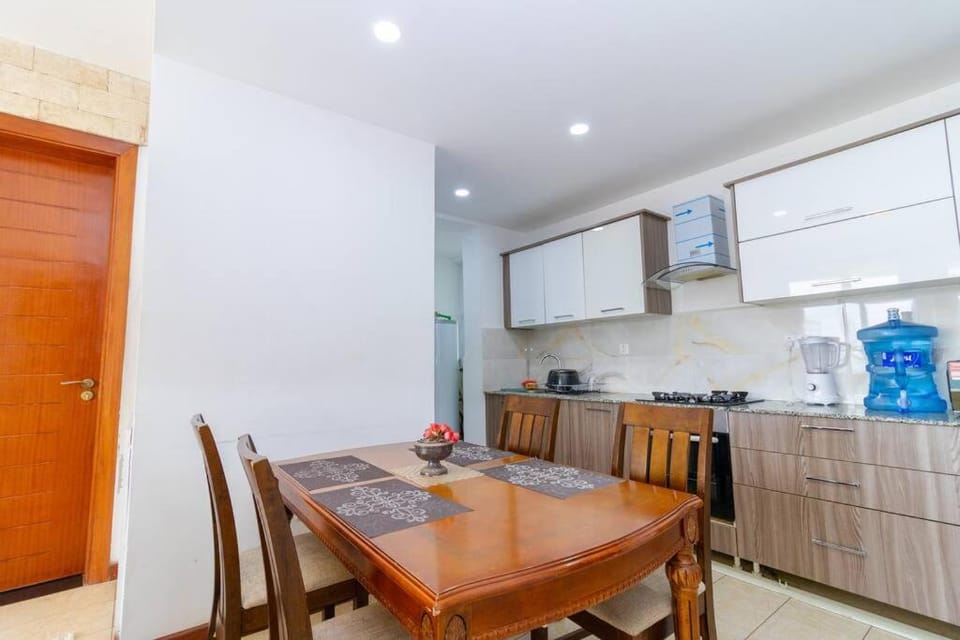 Elegant 2 BED apt in Kilimani with balcony views Apartment in Nairobi