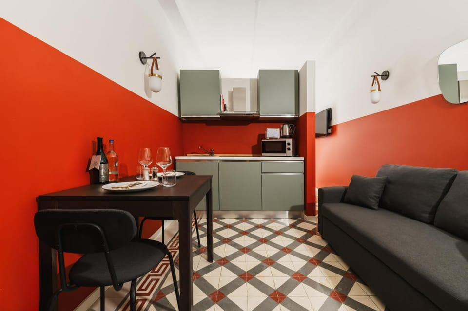 Kitchen or kitchenette, Living room, Seating area, Dining area, stove