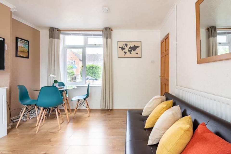Contractors - M6 J10, 4 bdrs- 8 beds Free Parking, Super Wifi, 4 nights Min Apartment in Walsall