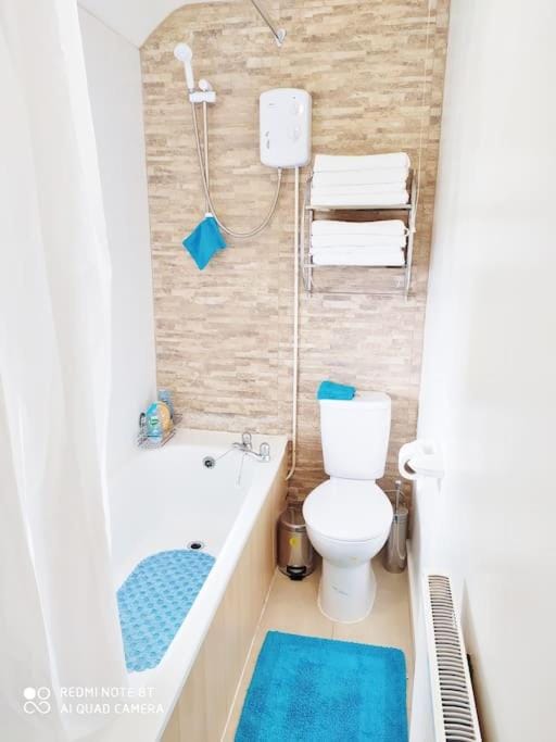 Contractors - M6 J10, 4 bdrs- 8 beds Free Parking, Super Wifi, 4 nights Min Apartment in Walsall