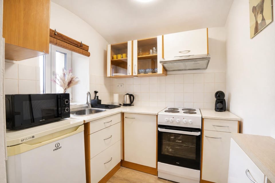 Kitchen or kitchenette, microwave, kitchen