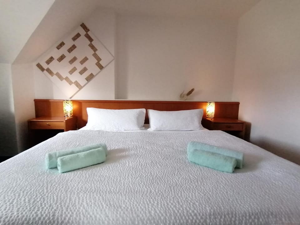 Kitchen or kitchenette, Seating area, Street view, microwave, stove, toaster, towels