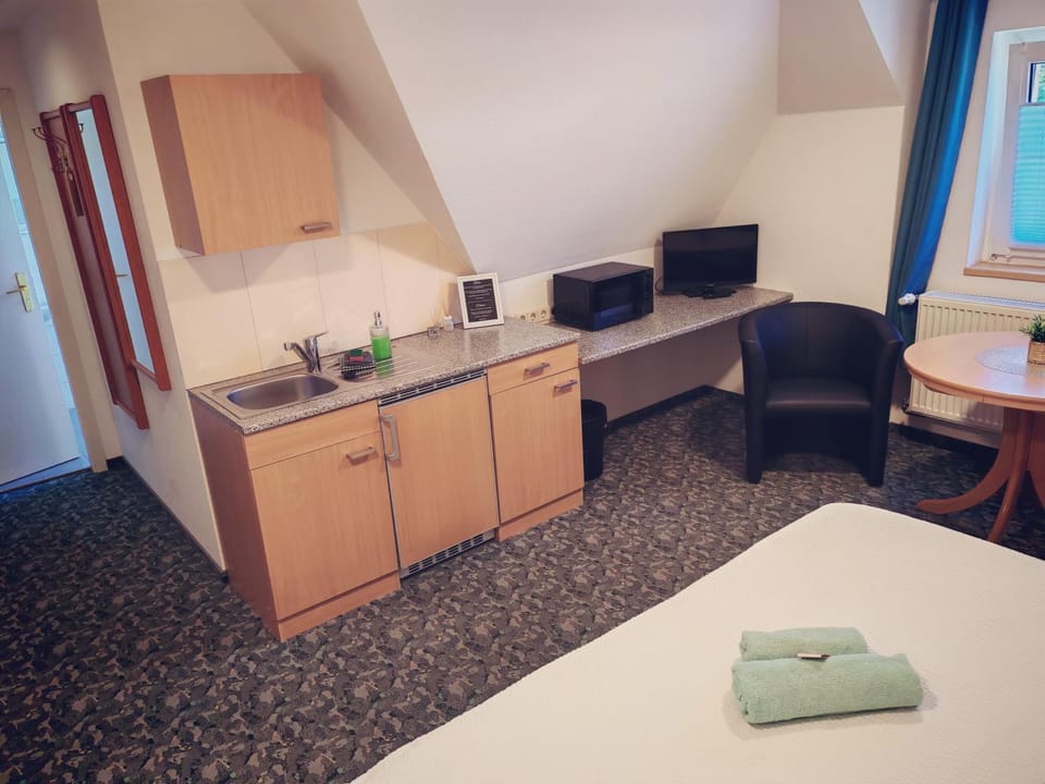 Shower, Toilet, Bathroom, TV and multimedia, Kitchen or kitchenette, Living room, Photo of the whole room, Seating area, Bedroom, microwave, stove, toaster, towels