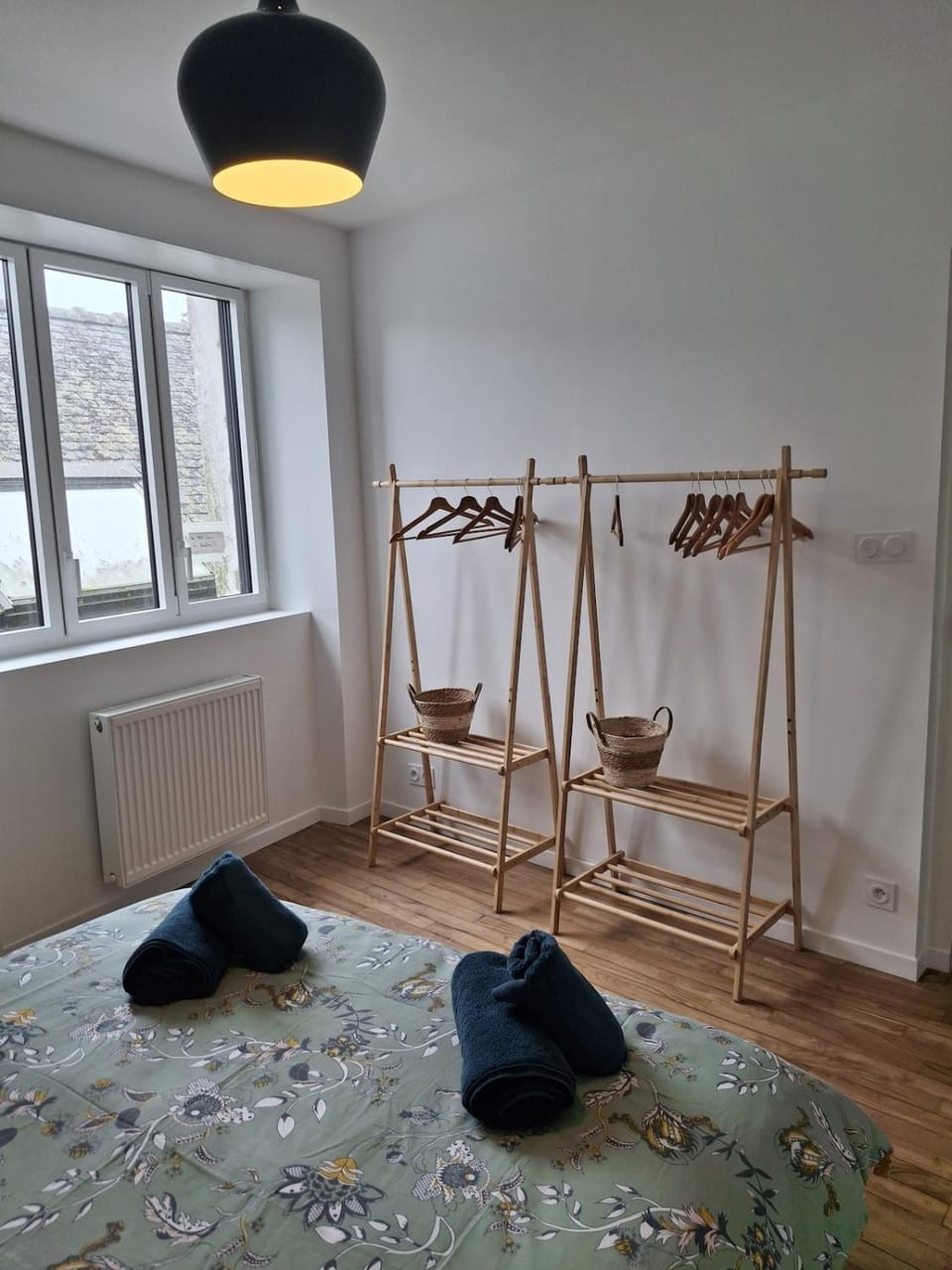 Photo of the whole room, Bedroom, wardrobe