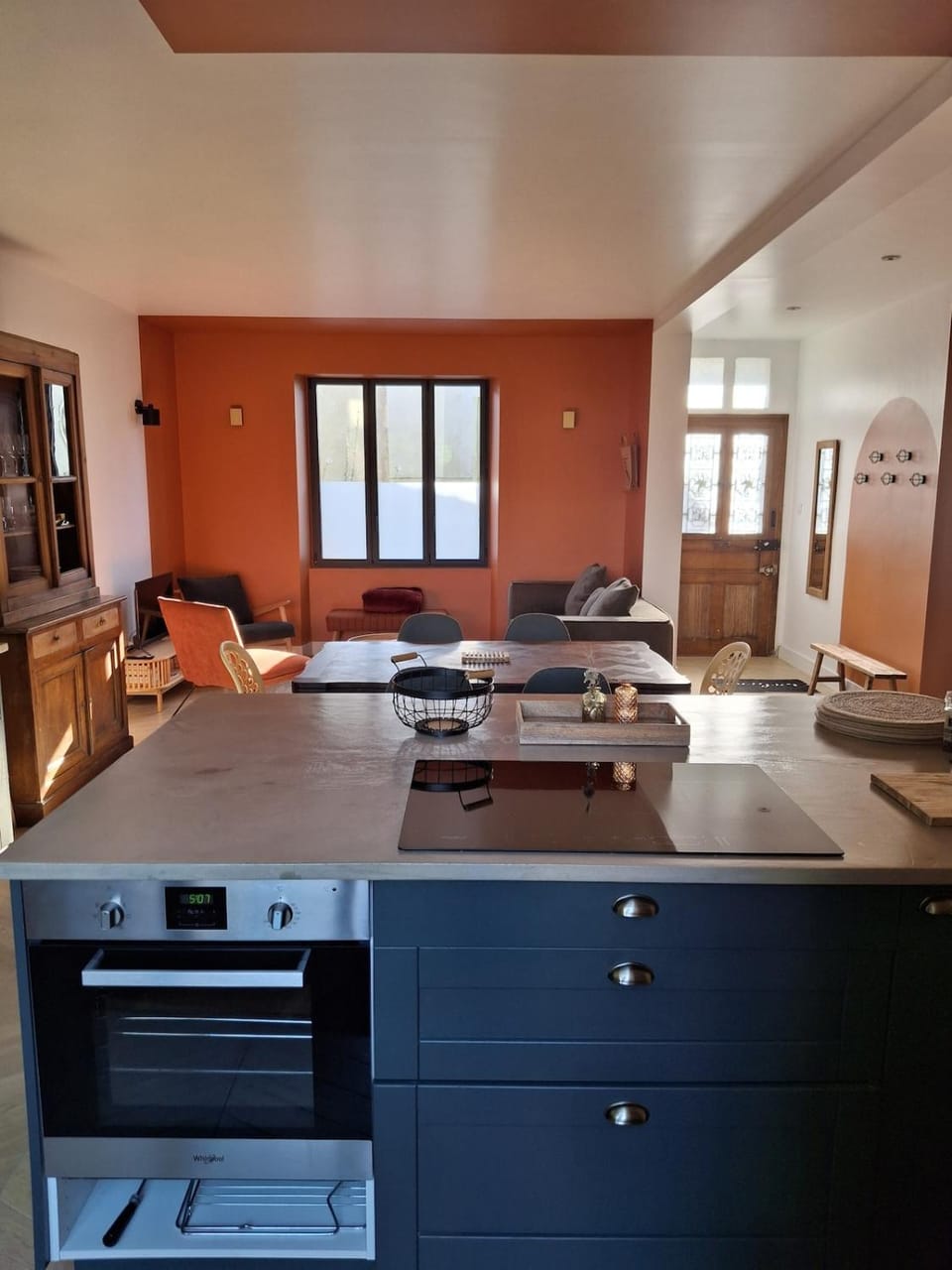 TV and multimedia, Kitchen or kitchenette, Living room, Seating area, Dining area