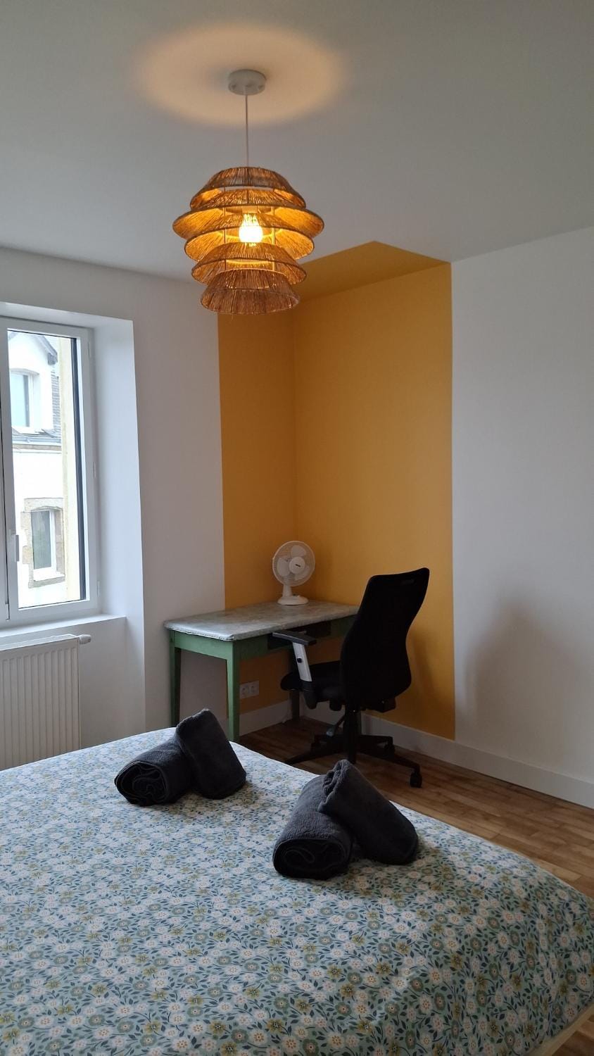 Bed, Photo of the whole room, Seating area, Bedroom
