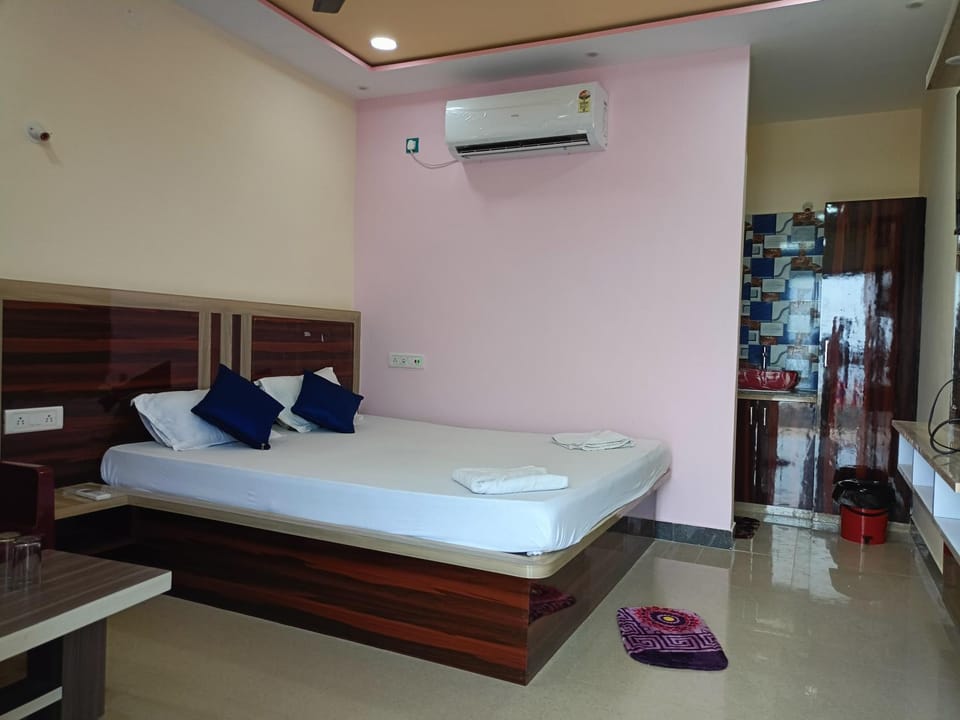 Bed, Photo of the whole room, Bedroom, towels, air conditioner