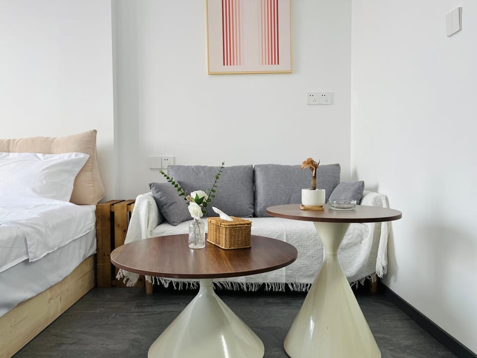 Photo of the whole room, Seating area