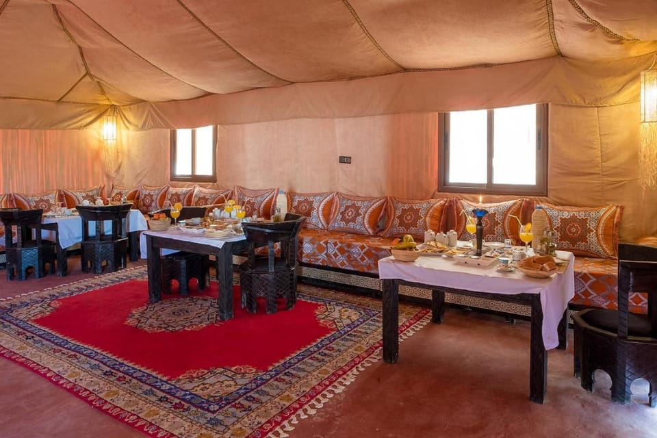 Restaurant/places to eat, Food and drinks, Seating area, Dining area, Food