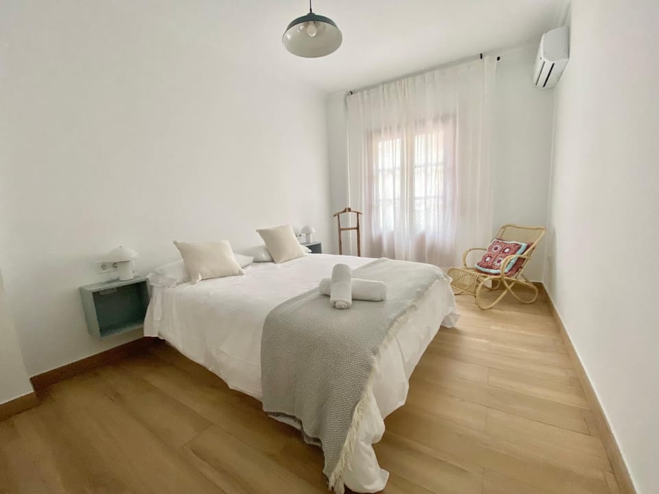 Bed, Photo of the whole room, Bedroom, towels, air conditioner
