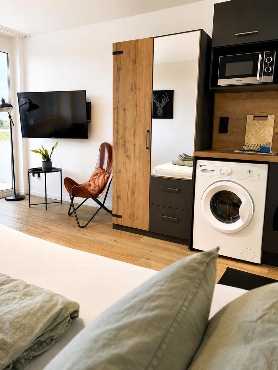 Bed, TV and multimedia, Kitchen or kitchenette, Living room, Photo of the whole room, Seating area, Bedroom