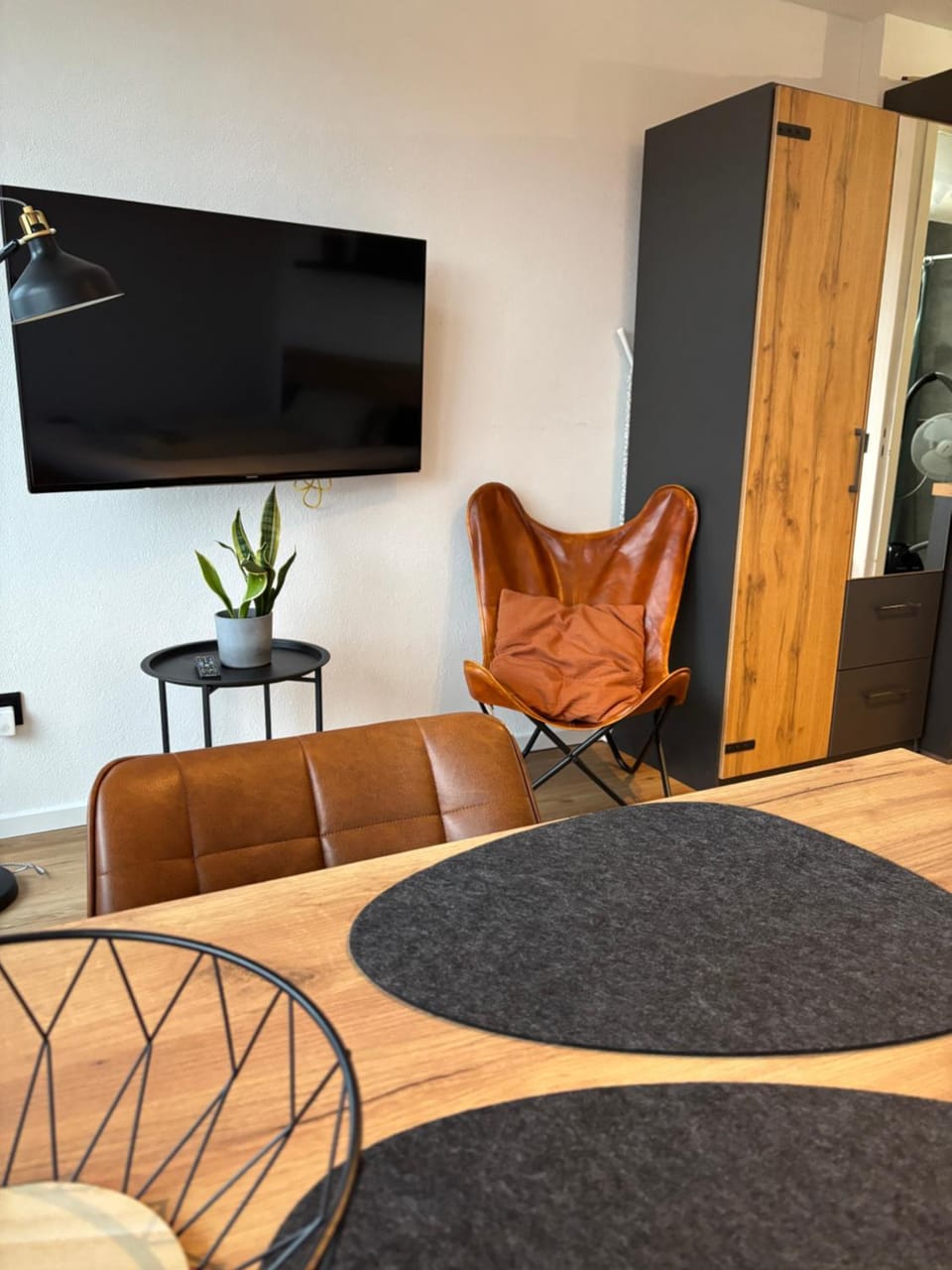 TV and multimedia, Living room, Seating area, Dining area