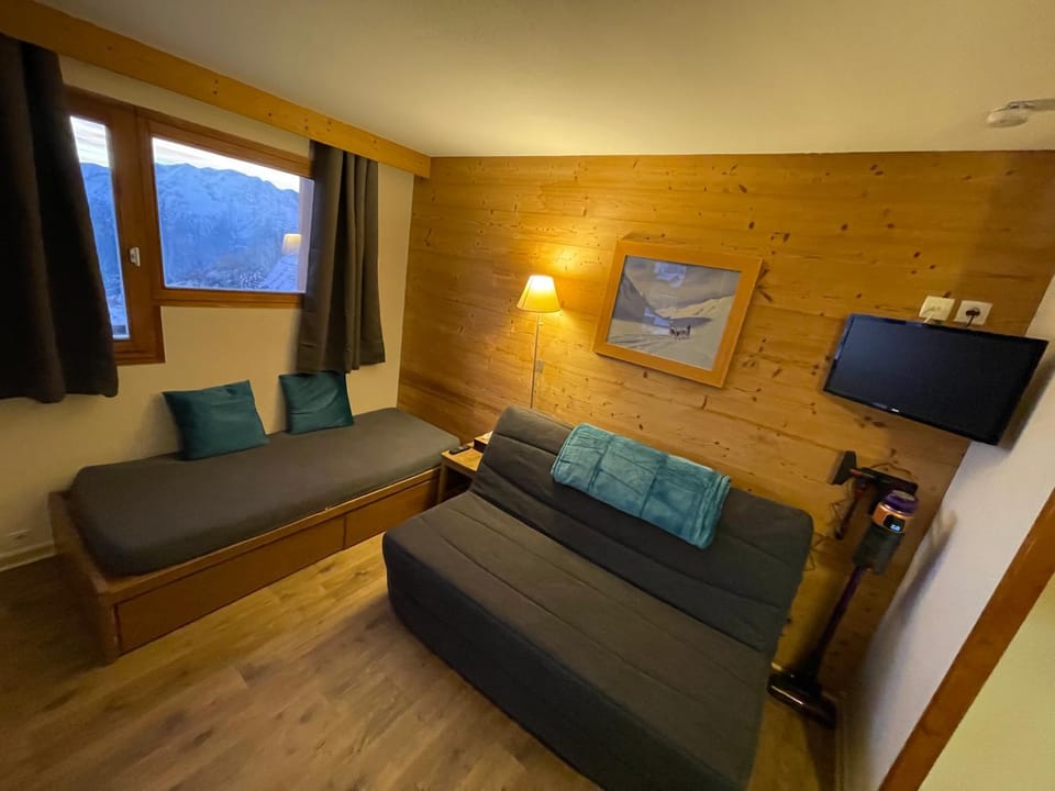 Bed, TV and multimedia, Living room