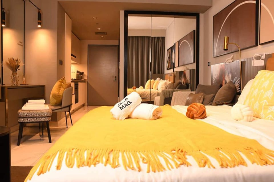 Bed, Living room, Photo of the whole room, Seating area, Bedroom