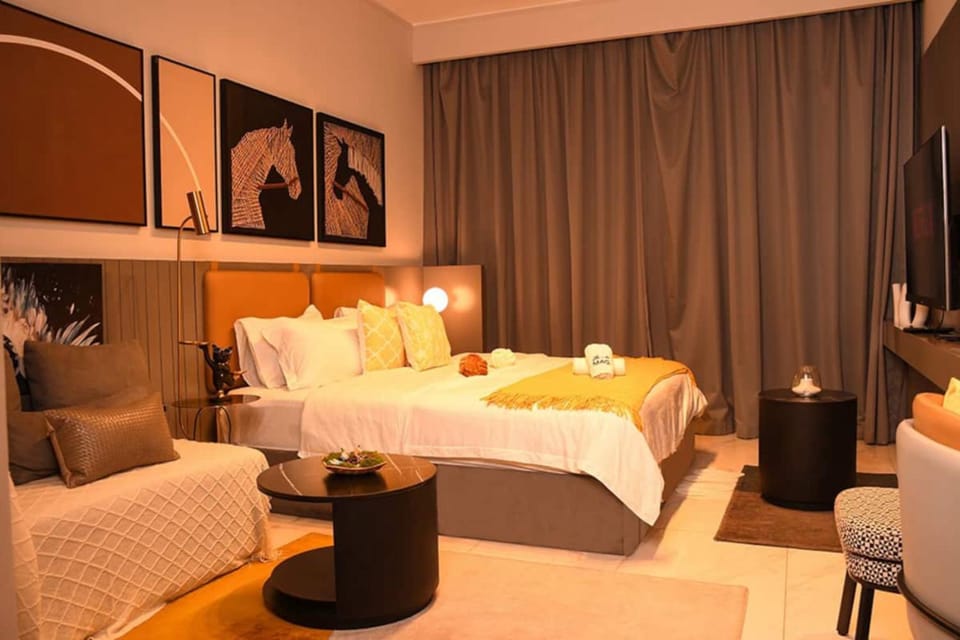 Bed, TV and multimedia, Living room, Photo of the whole room, Seating area, Bedroom