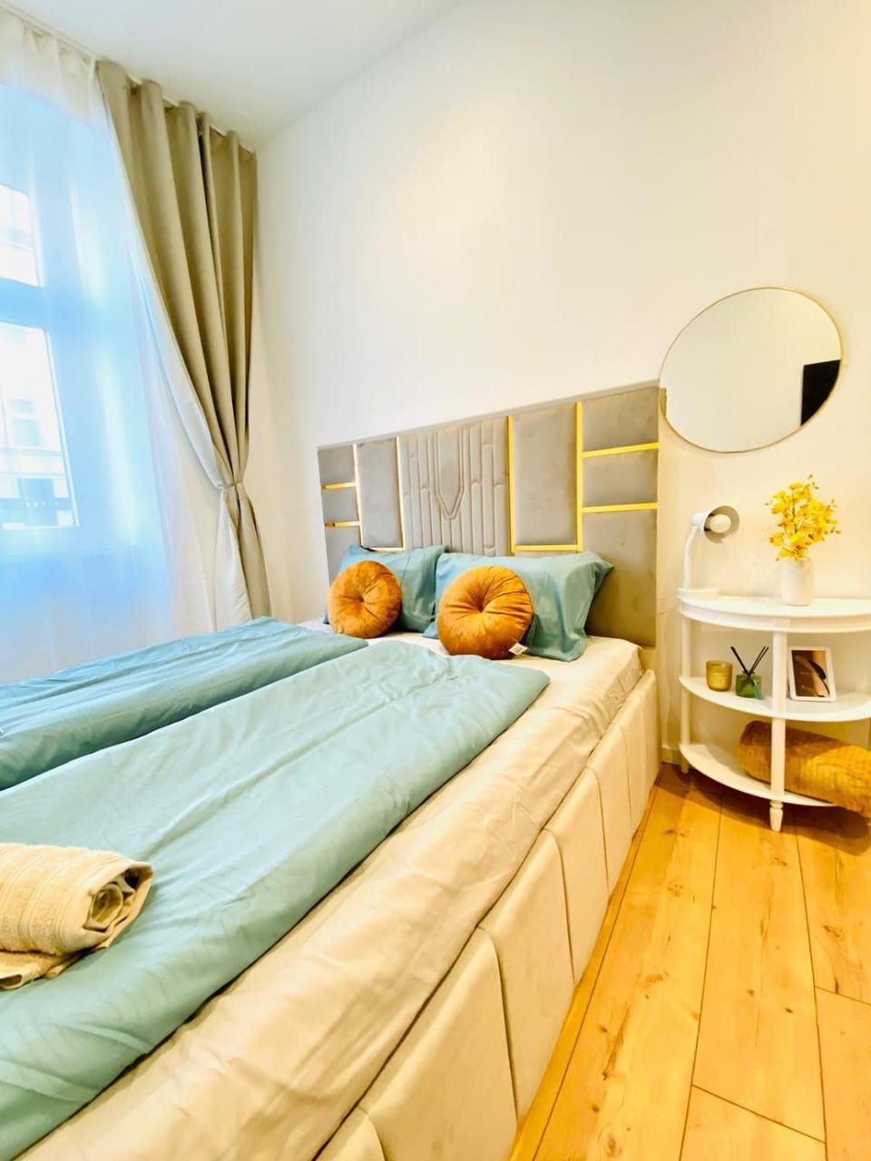 Bed, Seating area, Bedroom